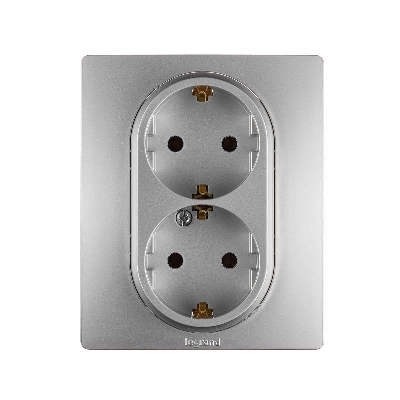 Розетка 2-м СП Etika 16А IP20 250В 2P+E с заземл. немецк. стандарт винт. клеммы в сборе алюм. Leg 672423