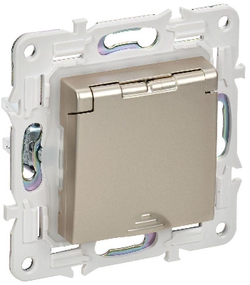 Розетка 1-м SKANDY 16А IP44 с заземл. защ. шторки с крышкой SK-R11Sh шампань IEK SK-R16-16-44-K37