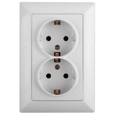 Розетка 2-м СП Solo 4-208-01 16А 250В IP20 2х2P+E Schuko с заземл. защ. шторки бел. Intro Б0053697