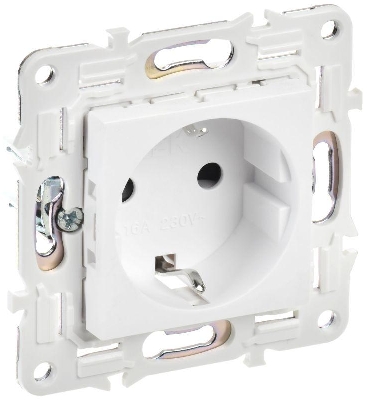 Розетка SKANDY 16А с заземл. защ. шторки безвинт. крепл. SK-R06W арктич. бел. IEK SK-R14-16-1-K01