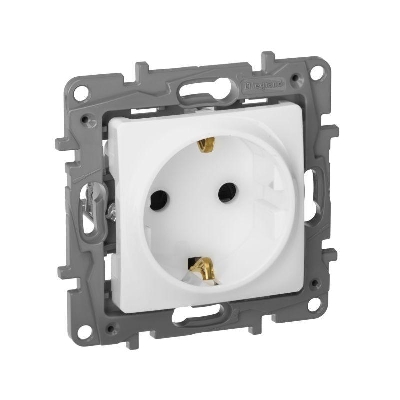 Розетка 1-м СП Etika 16А IP31 250В 2P+E с заземл. защ. шторки немецк. стандарт винтов. клеммы механизм бел. IEK 672222