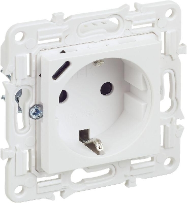 Розетка SKANDY 18Вт 16А с заземл. защ. шторки с USB C SK-R17W арктич. бел. IEK SK-R14-16-U14-018-K01